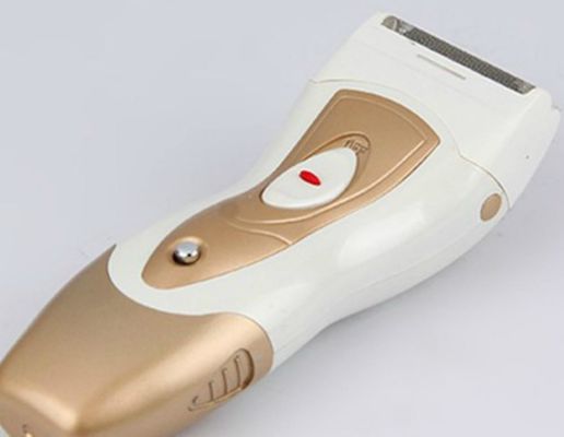 Nähere und bequeme Rasierung mit batteriebetriebenem elektrischen Rasierer für Männer