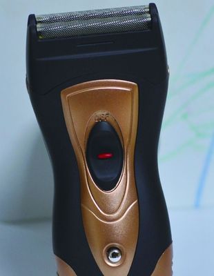 Nähere und bequeme Rasierung mit batteriebetriebenem elektrischen Rasierer für Männer
